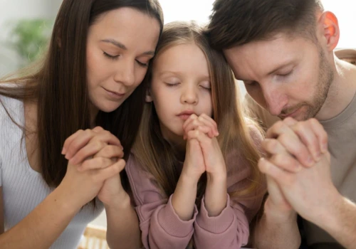 Como ter um momento de oração com as crianças ( Imagem: Freepik)